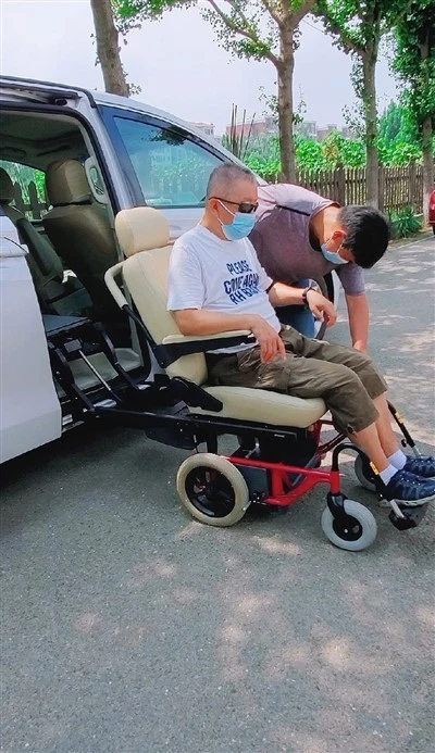 Lieljaudas kasešu pacēlājs zem transportlīdzekļa ratiņkrēsla